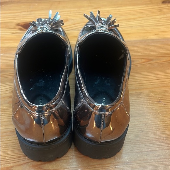 Bandolino Silver Flats with Tassels and Black Sole 8M - Picture 4 of 9